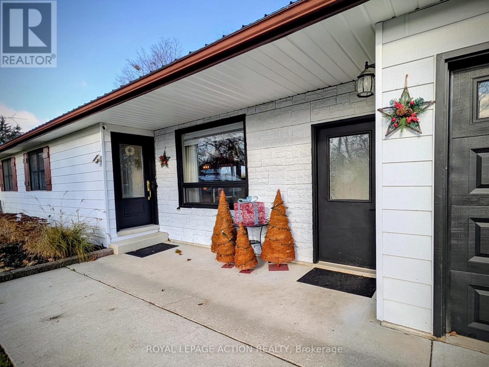 33 Dufferin Street, Brant, Ontario  N0E 1A0 - Photo 3 - X12579584