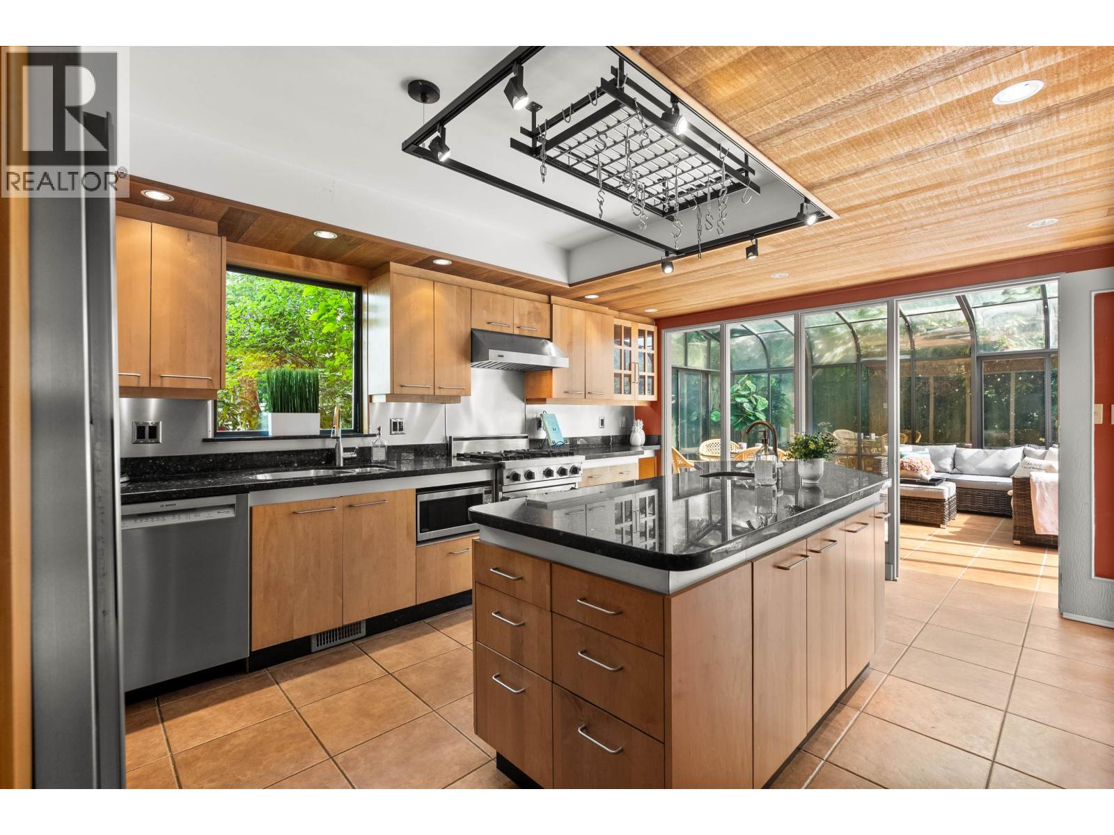 5588 Olympic Street, Vancouver, British Columbia  V6N 1Z5 - Photo 10 - R3070353