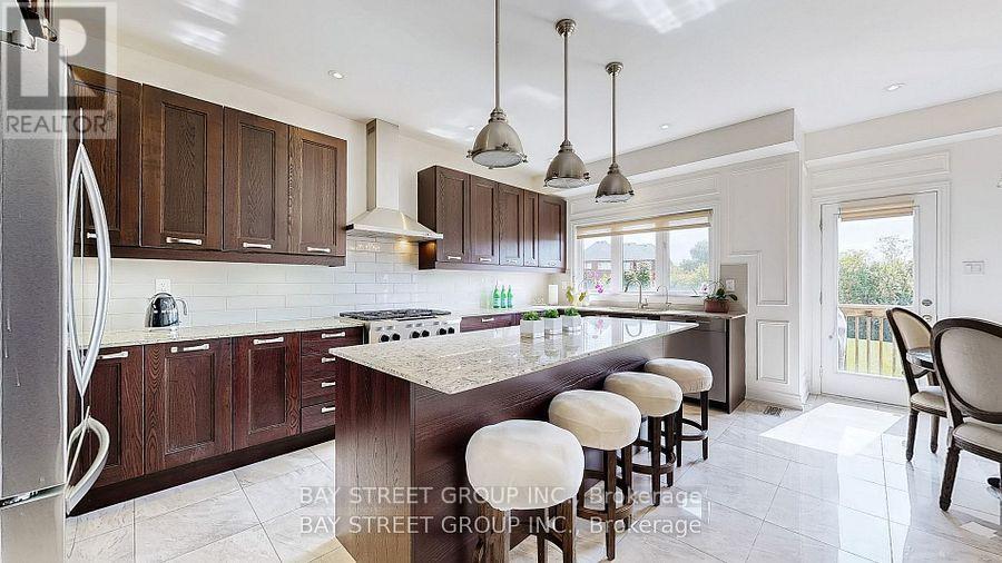 71 Manor Glen Crescent, East Gwillimbury (Mt Albert), Ontario  L0G 1M0 - Photo 11 - N12579838