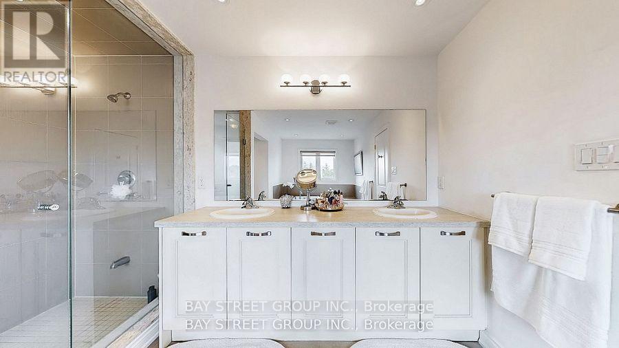 71 Manor Glen Crescent, East Gwillimbury (Mt Albert), Ontario  L0G 1M0 - Photo 17 - N12579838