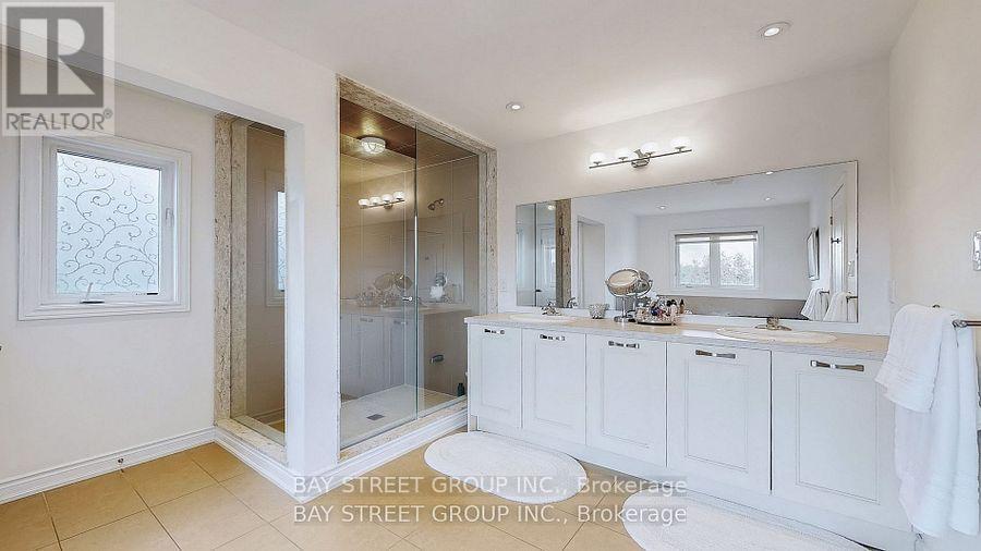 71 Manor Glen Crescent, East Gwillimbury (Mt Albert), Ontario  L0G 1M0 - Photo 18 - N12579838