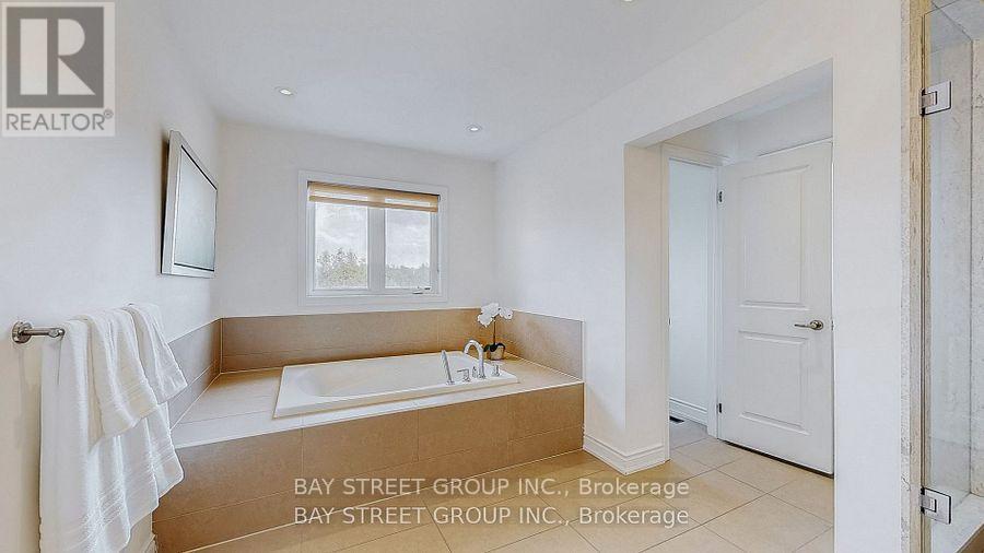 71 Manor Glen Crescent, East Gwillimbury (Mt Albert), Ontario  L0G 1M0 - Photo 19 - N12579838