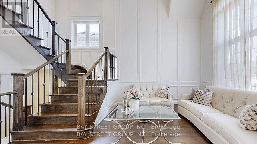 71 Manor Glen Crescent, East Gwillimbury (Mt Albert), Ontario  L0G 1M0 - Photo 2 - N12579838