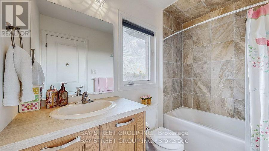 71 Manor Glen Crescent, East Gwillimbury (Mt Albert), Ontario  L0G 1M0 - Photo 22 - N12579838