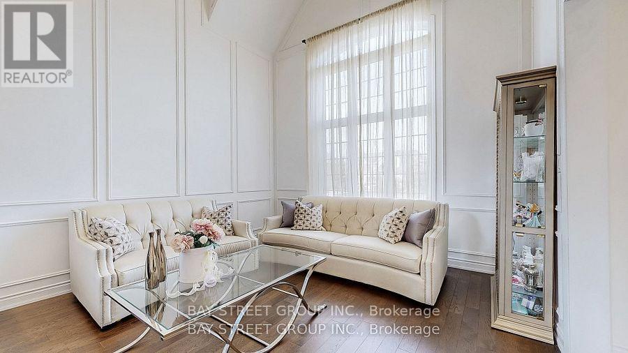 71 Manor Glen Crescent, East Gwillimbury (Mt Albert), Ontario  L0G 1M0 - Photo 3 - N12579838