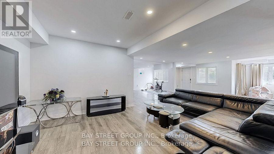 71 Manor Glen Crescent, East Gwillimbury (Mt Albert), Ontario  L0G 1M0 - Photo 31 - N12579838