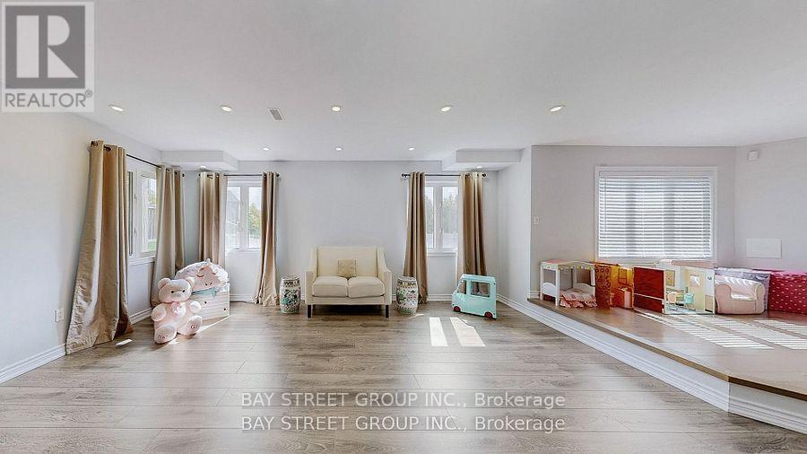 71 Manor Glen Crescent, East Gwillimbury (Mt Albert), Ontario  L0G 1M0 - Photo 35 - N12579838