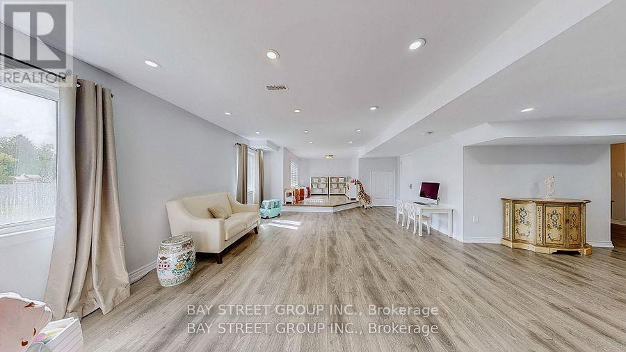 71 Manor Glen Crescent, East Gwillimbury (Mt Albert), Ontario  L0G 1M0 - Photo 36 - N12579838