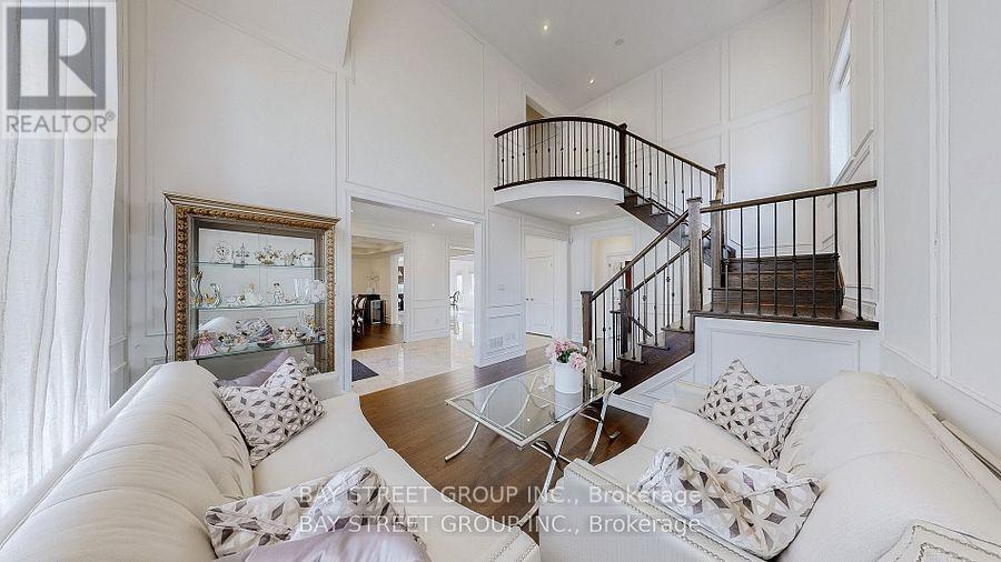 71 Manor Glen Crescent, East Gwillimbury (Mt Albert), Ontario  L0G 1M0 - Photo 4 - N12579838