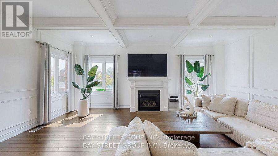 71 Manor Glen Crescent, East Gwillimbury (Mt Albert), Ontario  L0G 1M0 - Photo 8 - N12579838