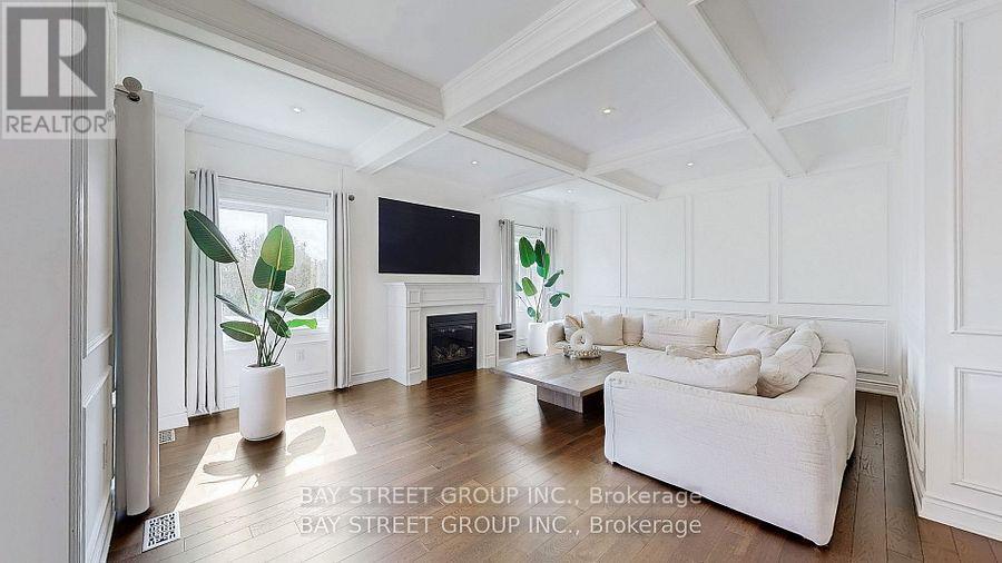 71 Manor Glen Crescent, East Gwillimbury (Mt Albert), Ontario  L0G 1M0 - Photo 9 - N12579838