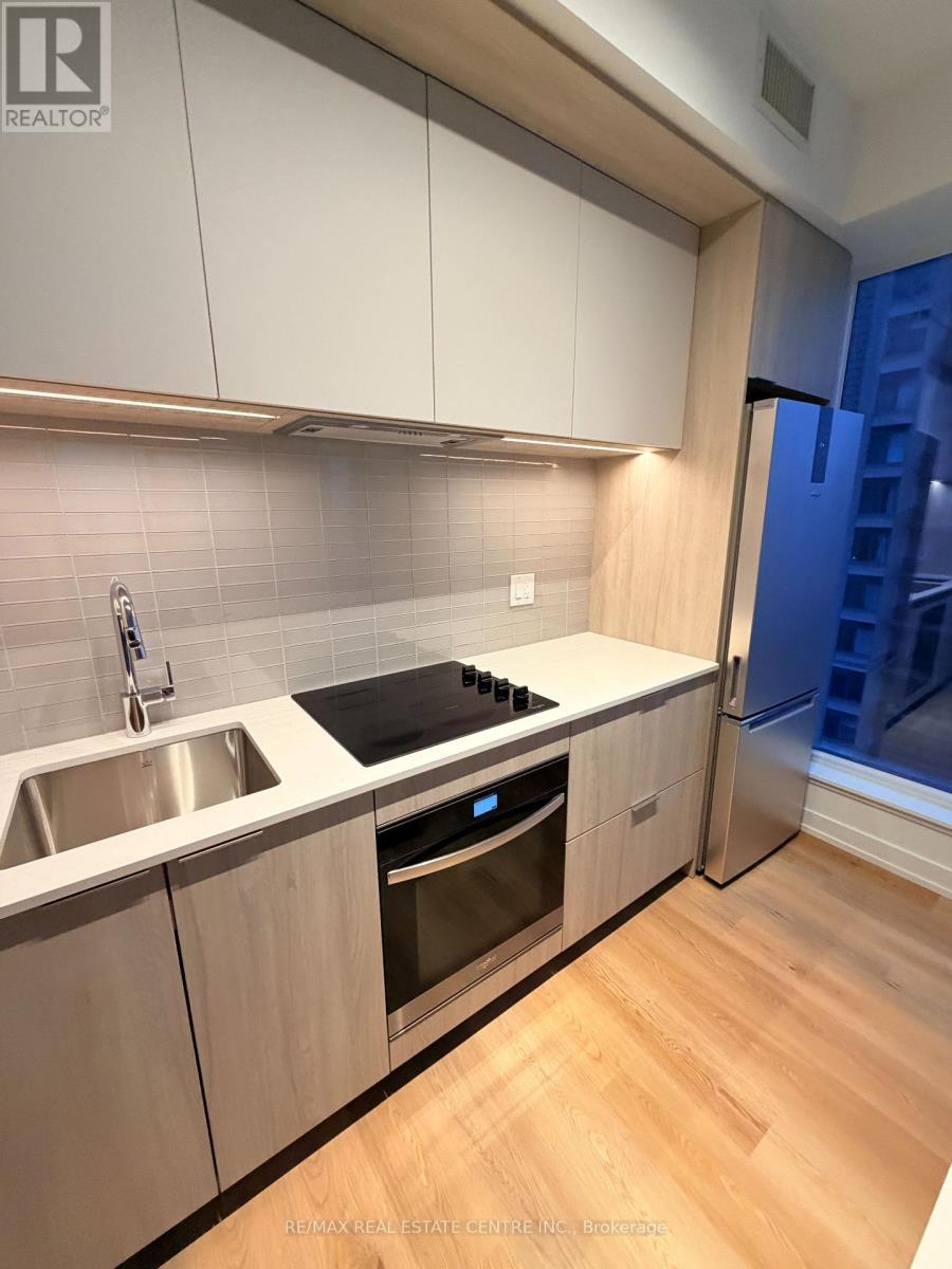 2308 - 395 Square One Drive, Mississauga, Ontario  L5B 0P6 - Photo 17 - W12579828