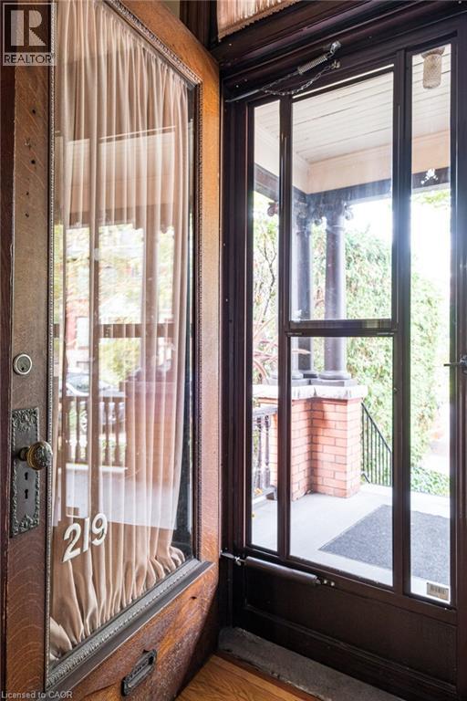 219 Charlton Avenue W, Hamilton, Ontario  L8P 2E3 - Photo 3 - 40790702