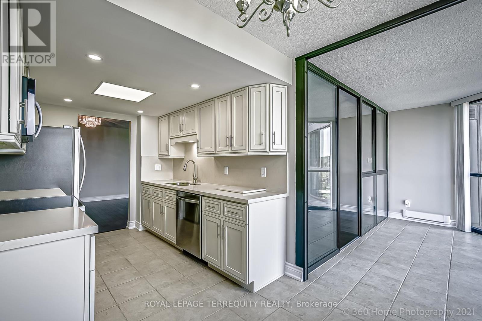 602 - 40 Richview Road Ne, Toronto, Ontario  M9A 5C1 - Photo 4 - W12579978