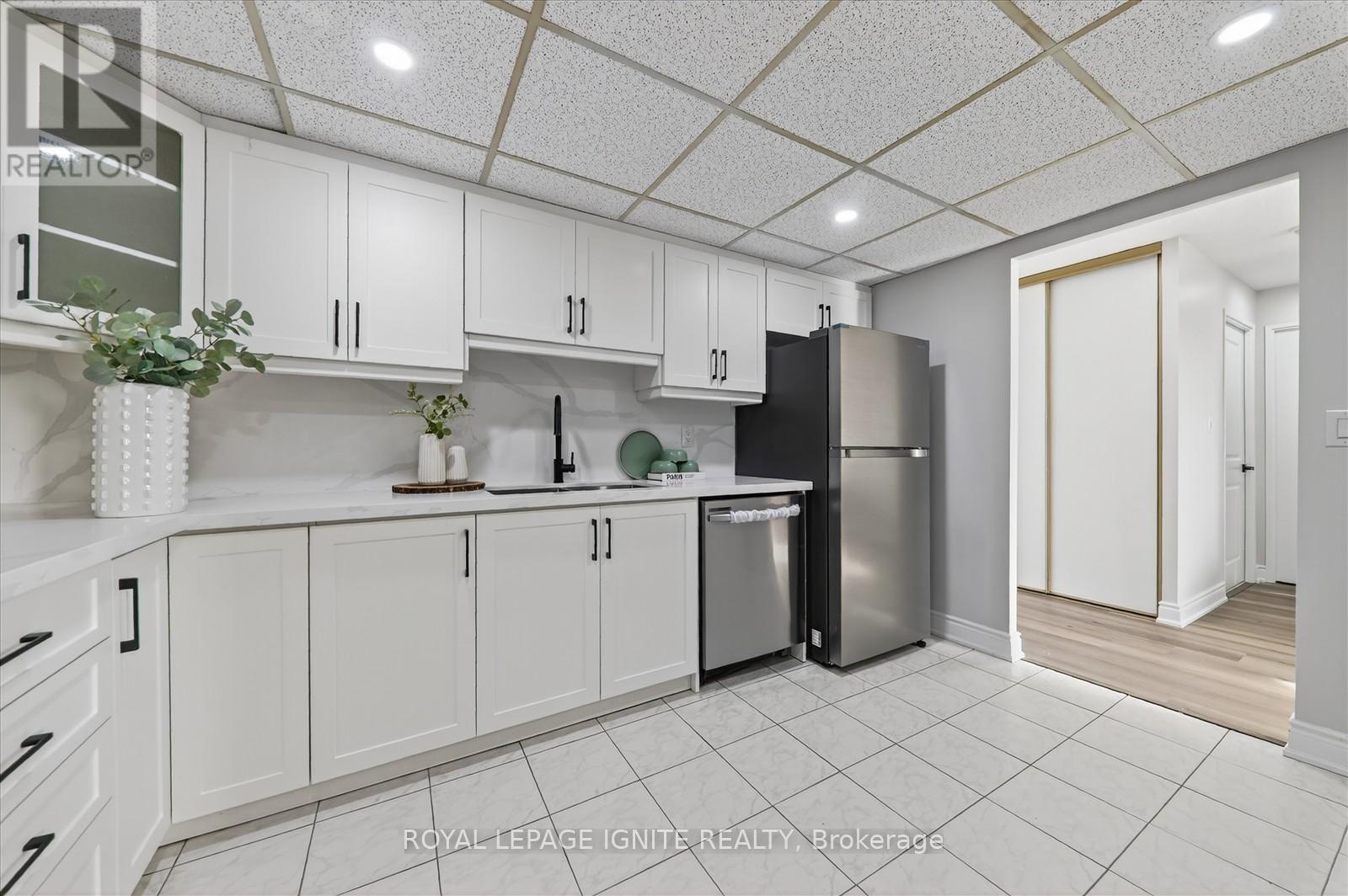 705 - 155 Hillcrest Avenue, Mississauga, Ontario  L5B 3Z2 - Photo 18 - W12579990