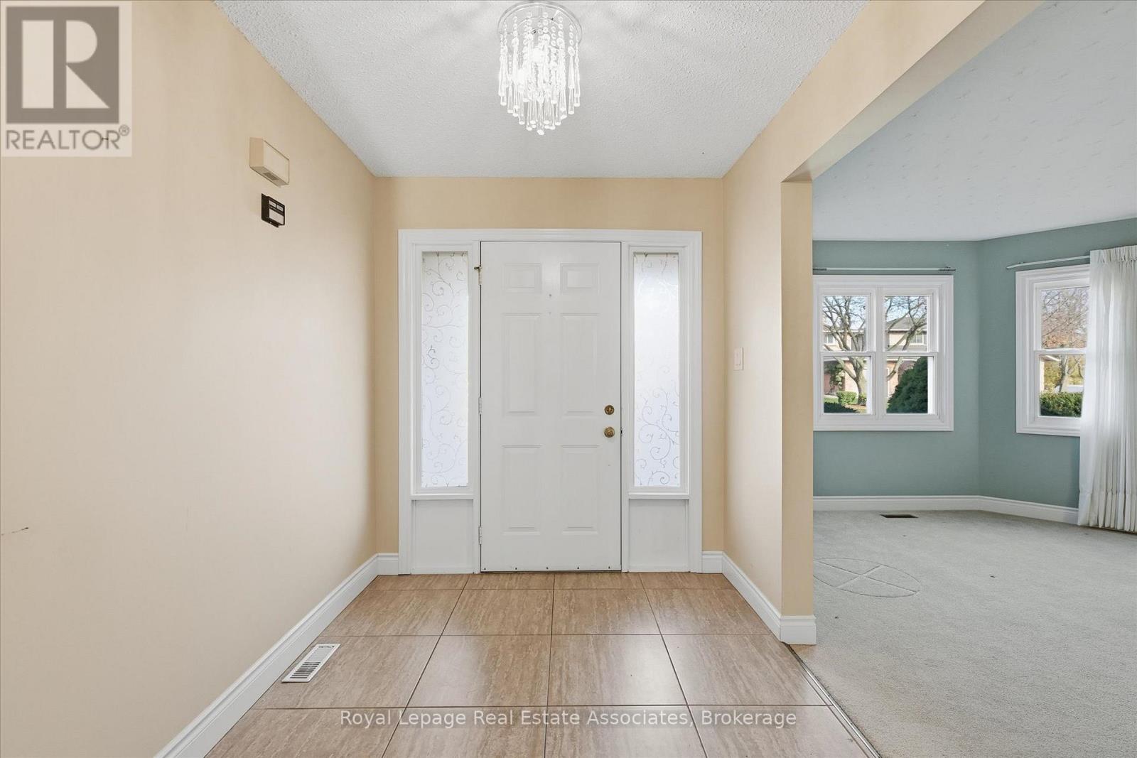 47 Elmira Drive, Hamilton, Ontario  L9C 7H8 - Photo 5 - X12579944