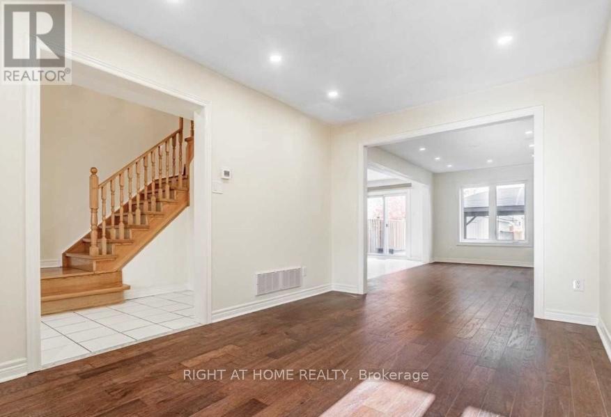 7049 Graydon Court, Mississauga, Ontario  L5N 7H4 - Photo 5 - W12580040