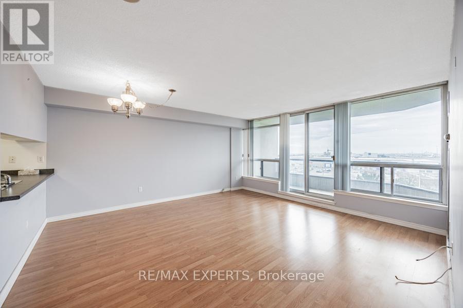 12 Laurelcrest Street, Brampton, Ontario  L6S 5Y4 - Photo 4 - W12580062