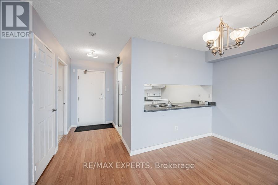 12 Laurelcrest Street, Brampton, Ontario  L6S 5Y4 - Photo 7 - W12580062