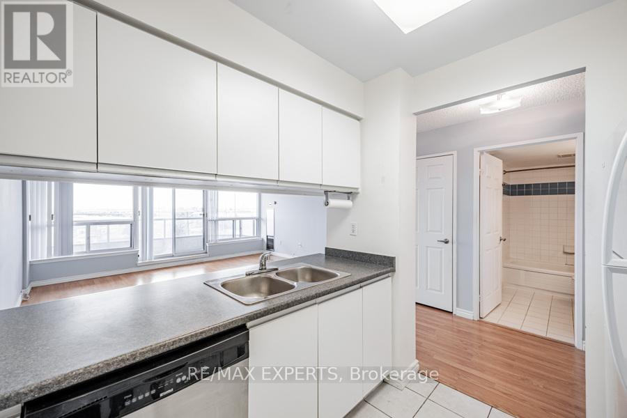 12 Laurelcrest Street, Brampton, Ontario  L6S 5Y4 - Photo 9 - W12580062