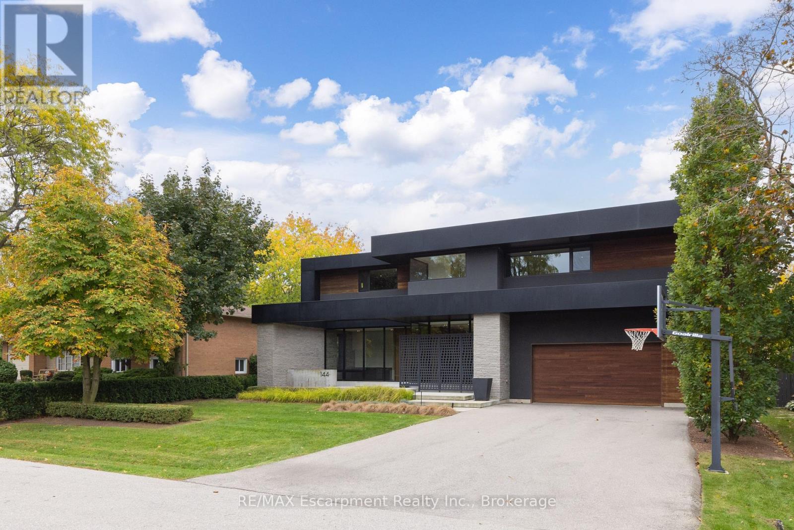 144 Sparling Court, Oakville, Ontario  L6K 2J7 - Photo 9 - W12497896