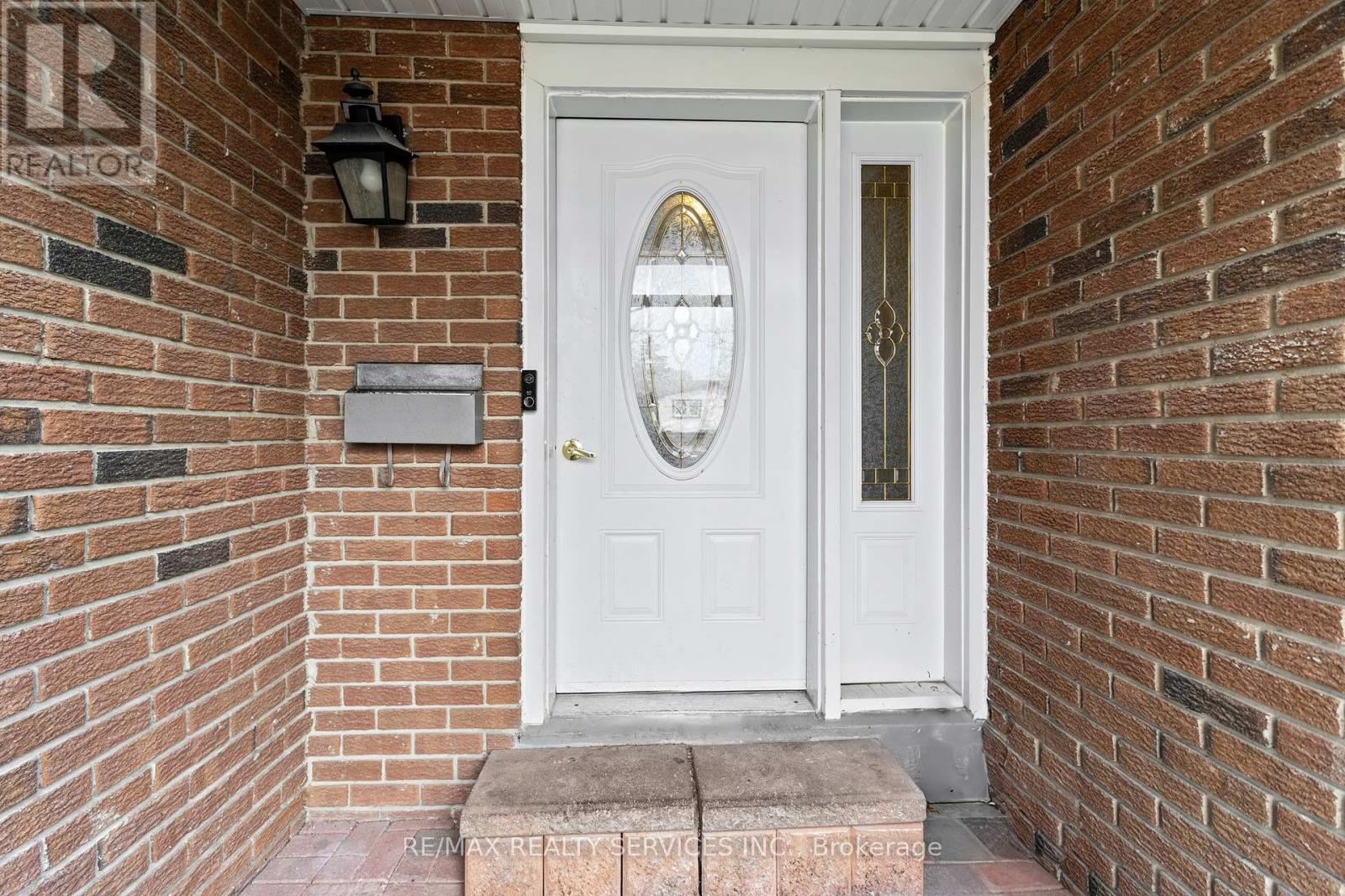 13 Linkdale Road, Brampton, Ontario  L6V 3A1 - Photo 2 - W12580118