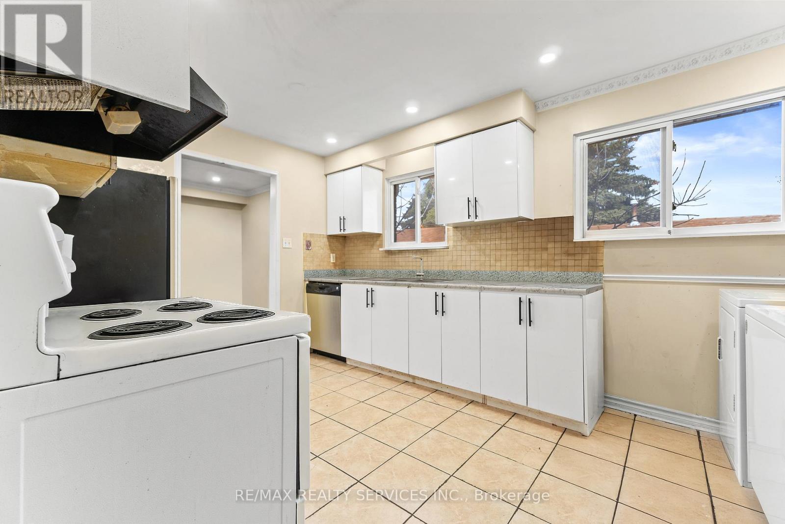 13 Linkdale Road, Brampton, Ontario  L6V 3A1 - Photo 4 - W12580118