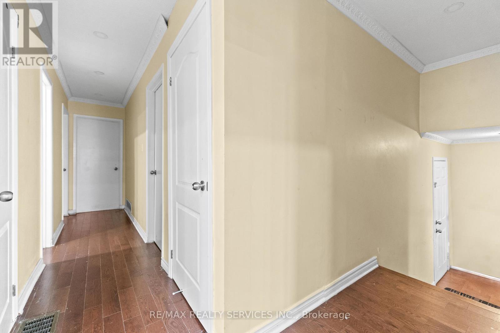 13 Linkdale Road, Brampton, Ontario  L6V 3A1 - Photo 6 - W12580118