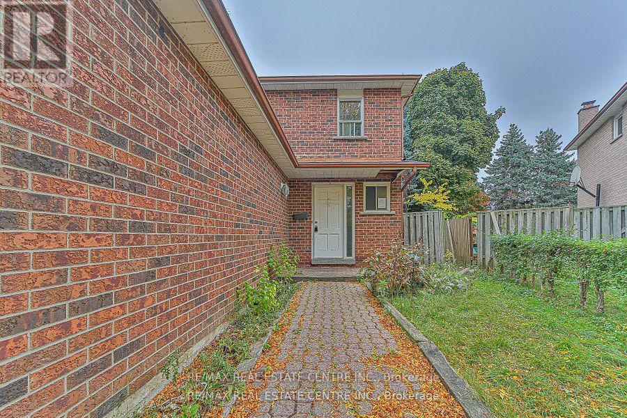 20 Mozart Crescent, Brampton, Ontario  L6Y 2W7 - Photo 5 - W12580210