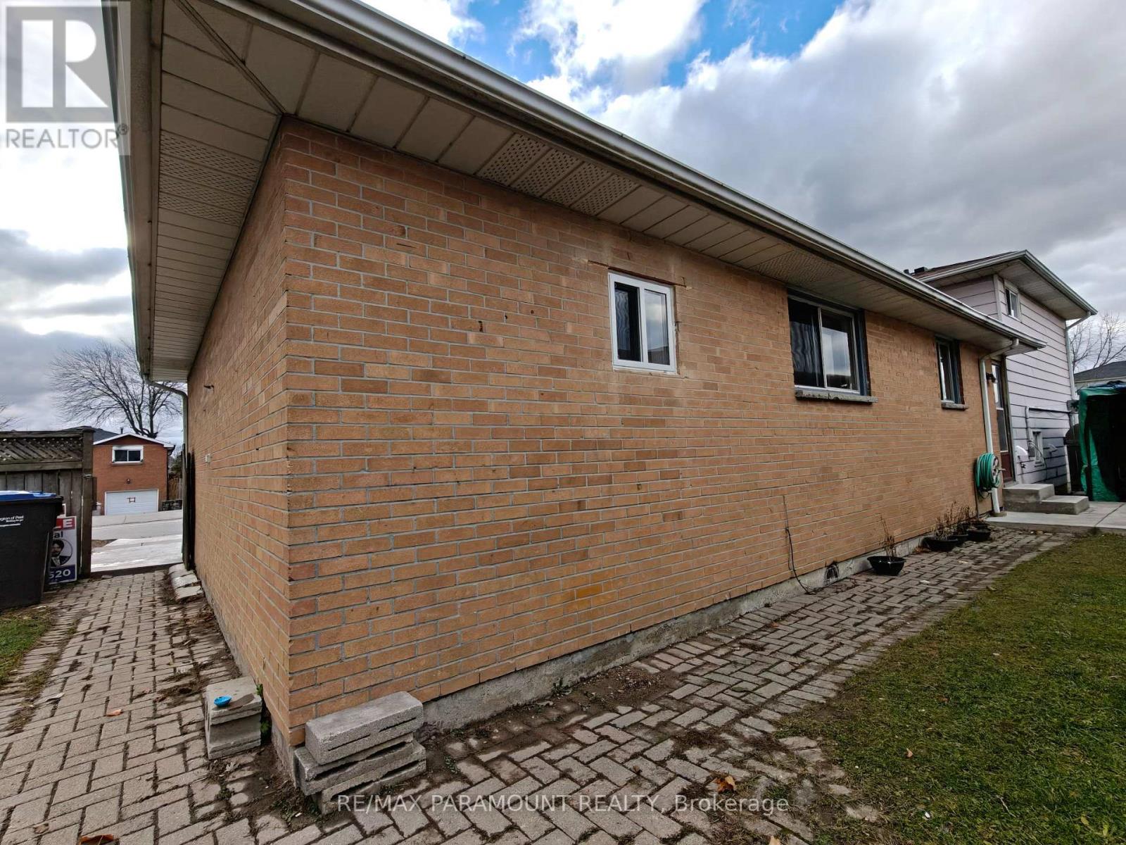 3447 Monica Drive, Mississauga, Ontario  L4T 3E6 - Photo 6 - W12580266