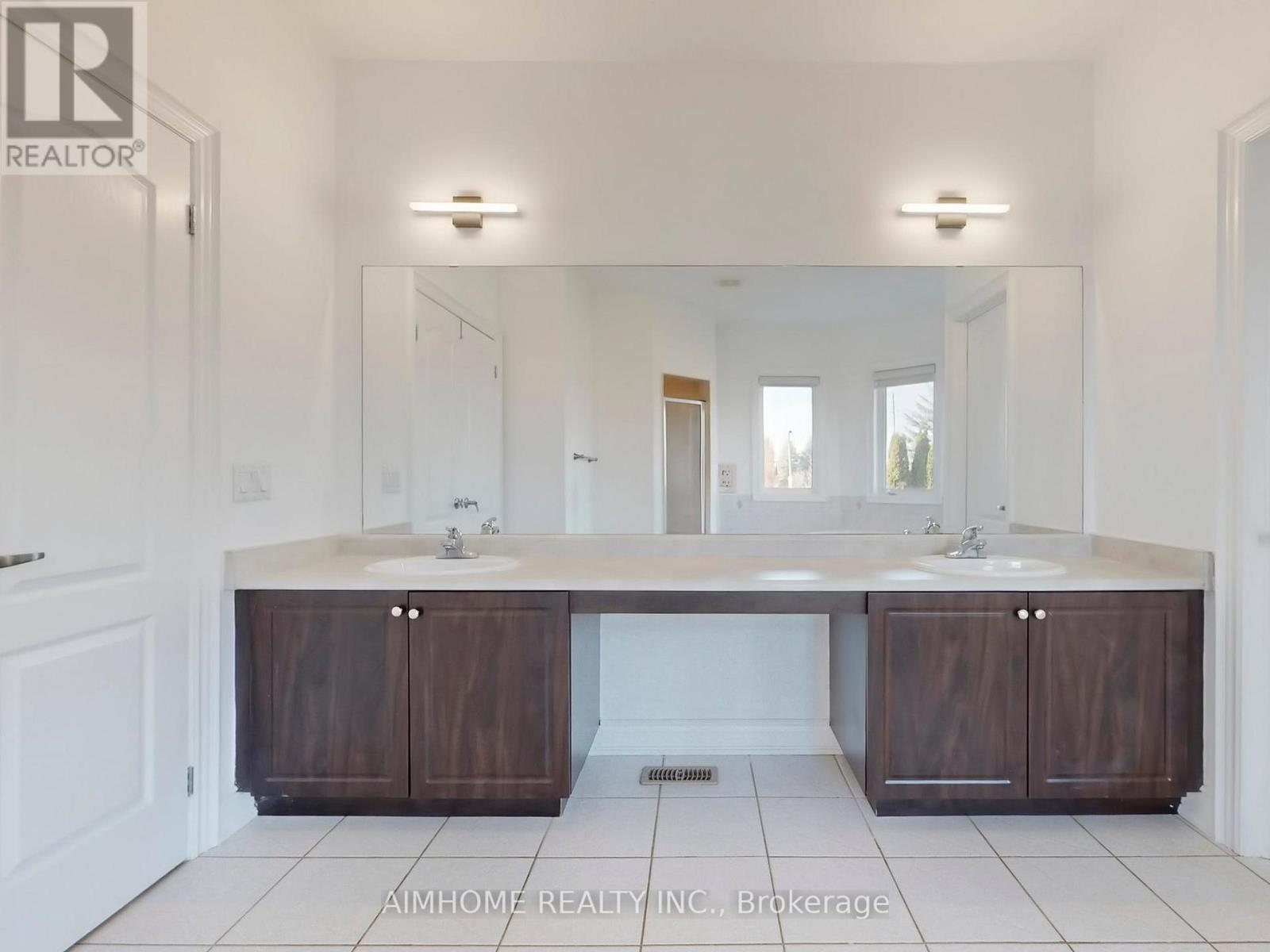 12 Sweet Valerie Court, Vaughan, Ontario  L6A 0C6 - Photo 25 - N12577102