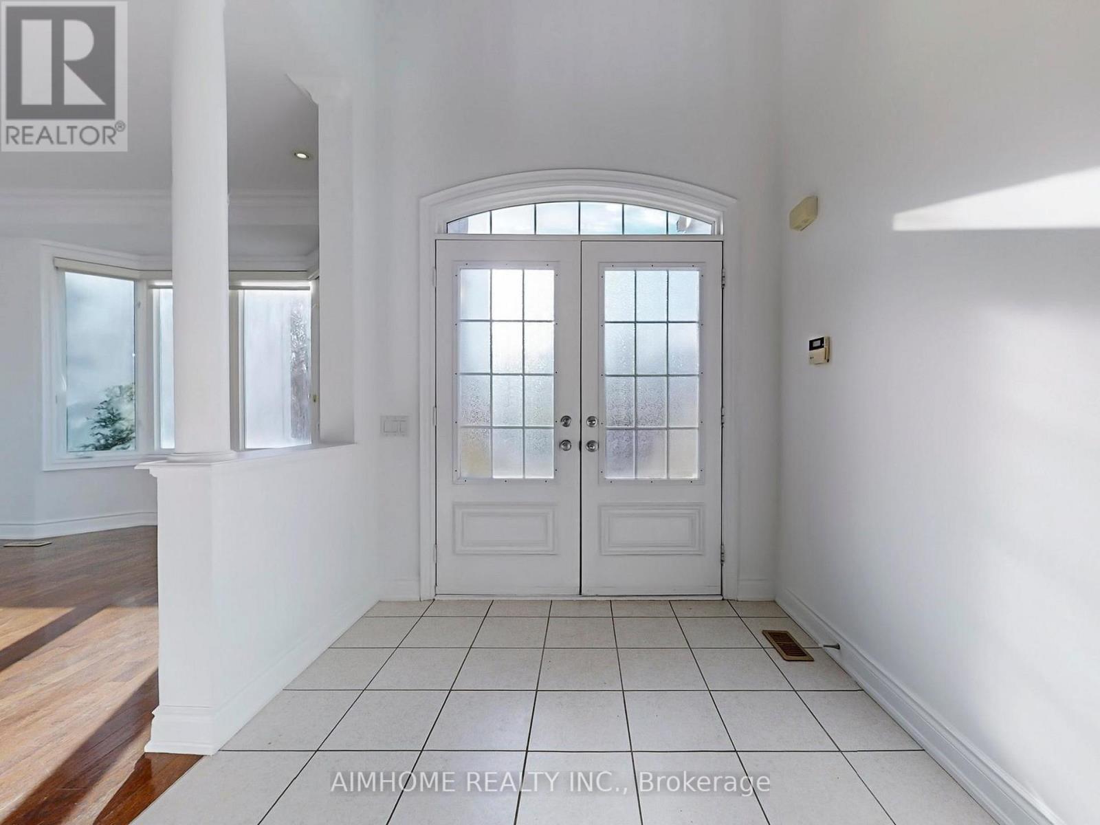 12 Sweet Valerie Court, Vaughan, Ontario  L6A 0C6 - Photo 4 - N12577102