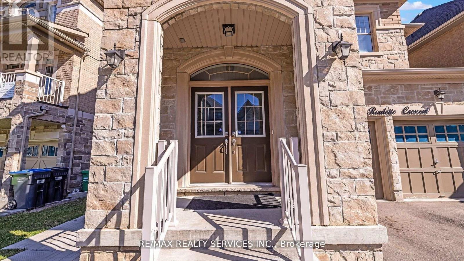 104 Roulette Crescent, Brampton, Ontario L7A 4R5 - Photo 3 - W12580284