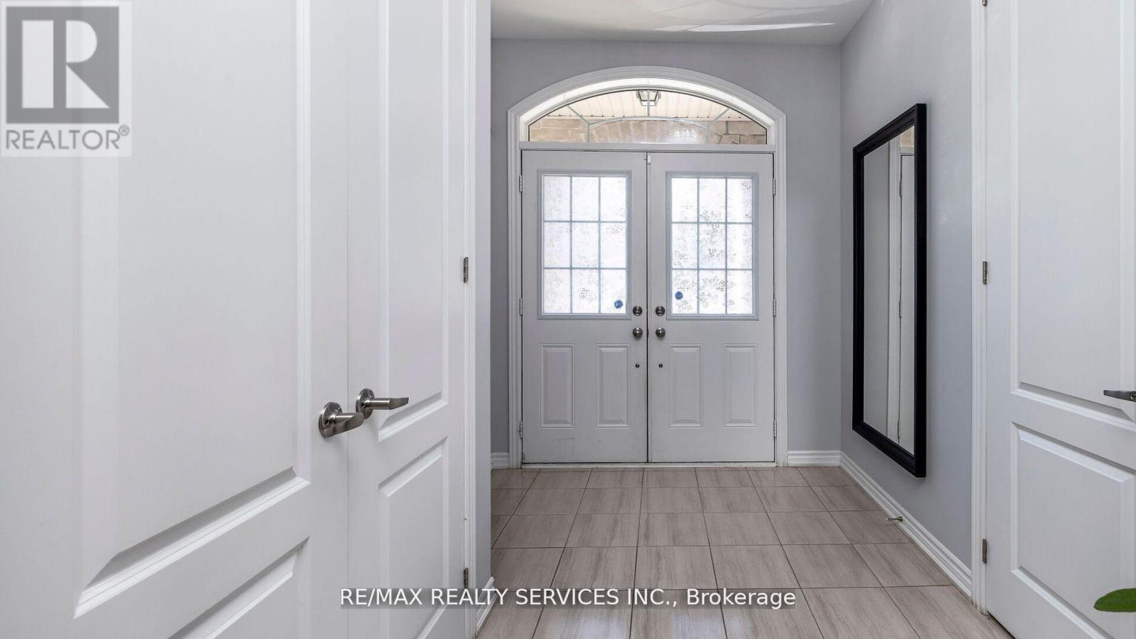 104 Roulette Crescent, Brampton, Ontario L7A 4R5 - Photo 5 - W12580284