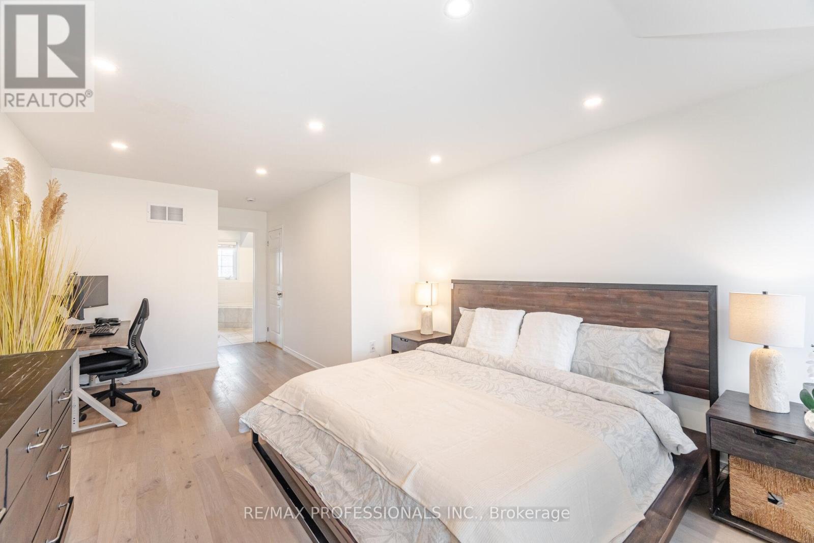 51 - 111 The Queensway, Toronto, Ontario  M6S 5B6 - Photo 30 - W12580302