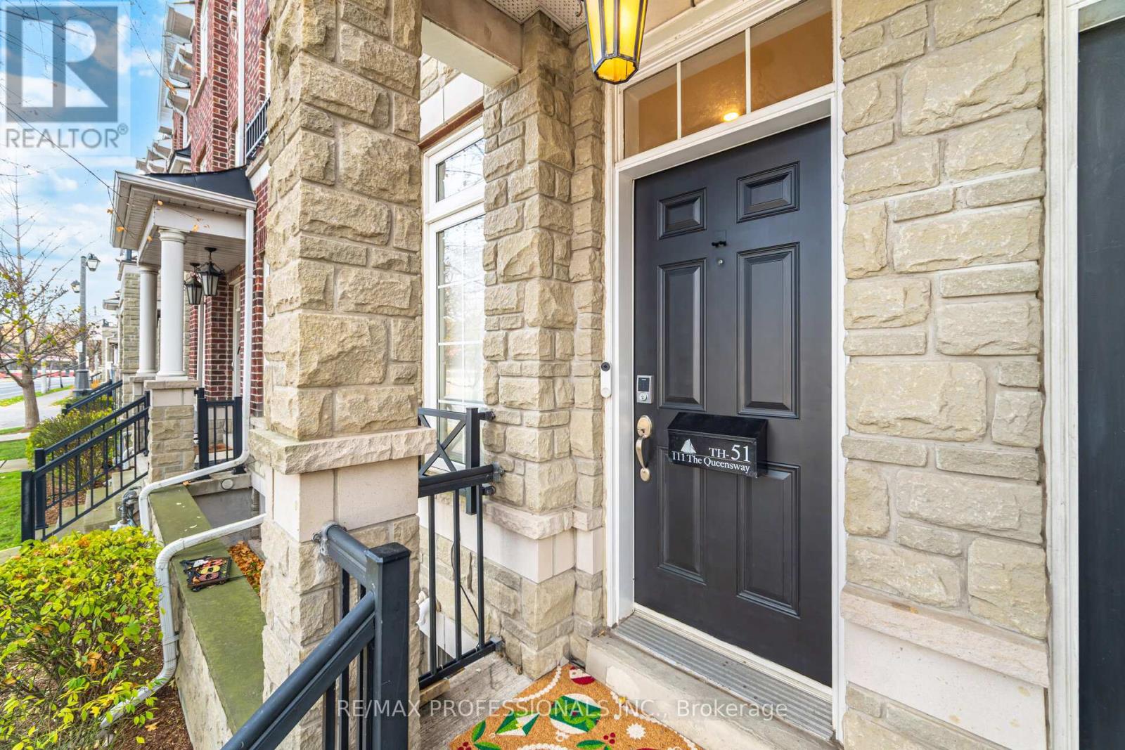 51 - 111 The Queensway, Toronto, Ontario  M6S 5B6 - Photo 4 - W12580302