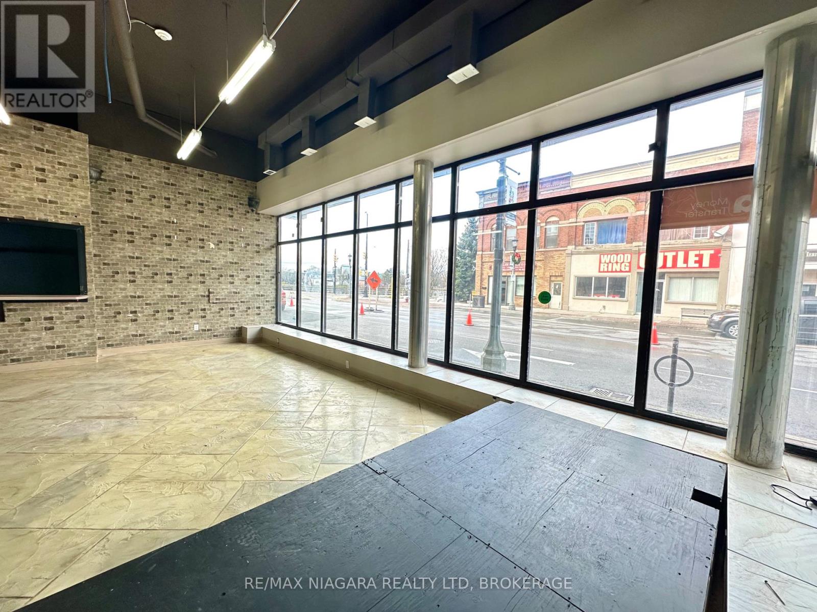 9 - 17 East Main Street, Welland, Ontario  L3B 3W4 - Photo 3 - X12580376