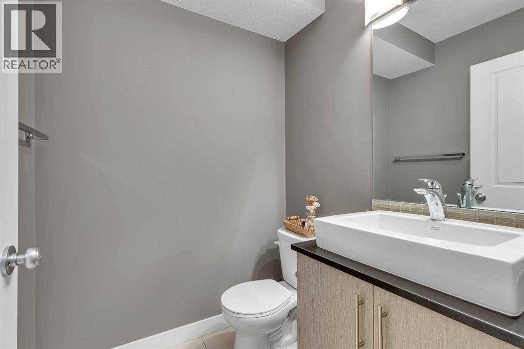 19 West Coach Manor Sw, Calgary, Alberta  T3H 1R7 - Photo 7 - A2271897