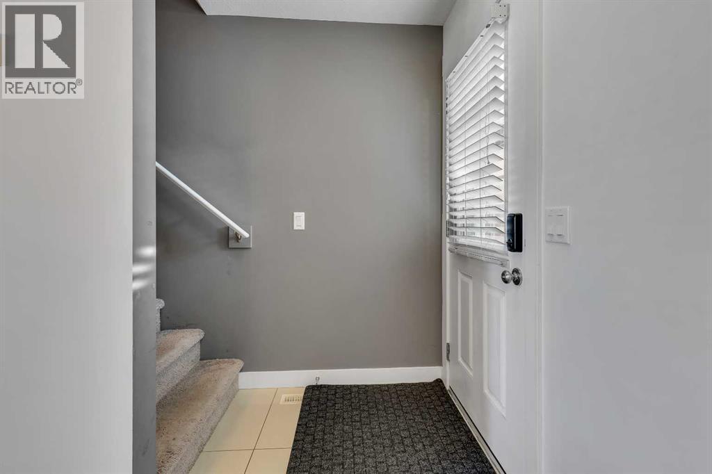 19 West Coach Manor Sw, Calgary, Alberta  T3H 1R7 - Photo 4 - A2271897