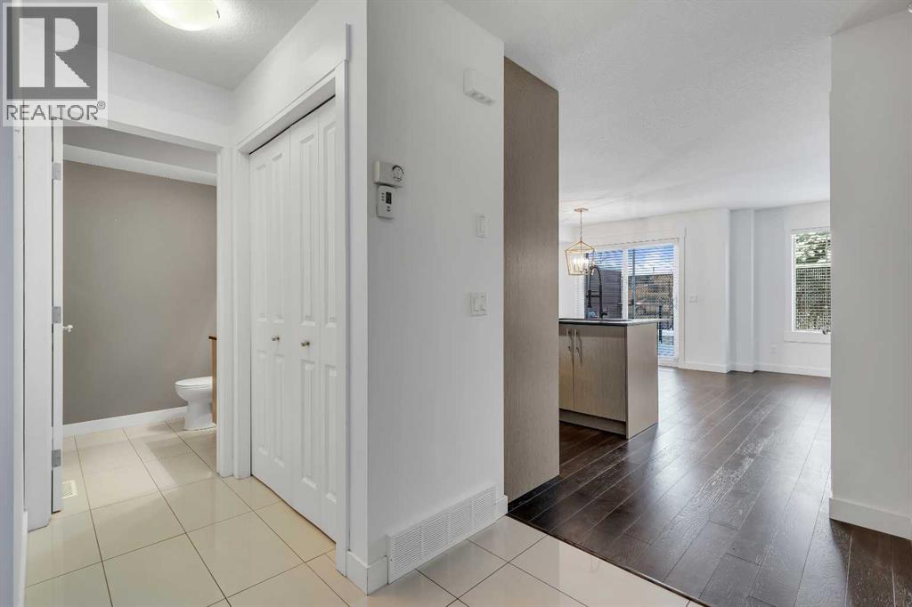 19 West Coach Manor Sw, Calgary, Alberta  T3H 1R7 - Photo 5 - A2271897