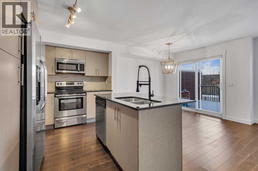 19 West Coach Manor Sw, Calgary, Alberta  T3H 1R7 - Photo 10 - A2271897