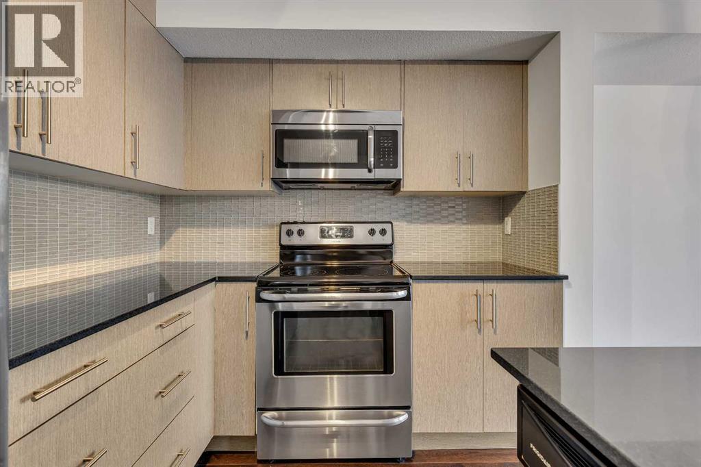 19 West Coach Manor Sw, Calgary, Alberta  T3H 1R7 - Photo 11 - A2271897