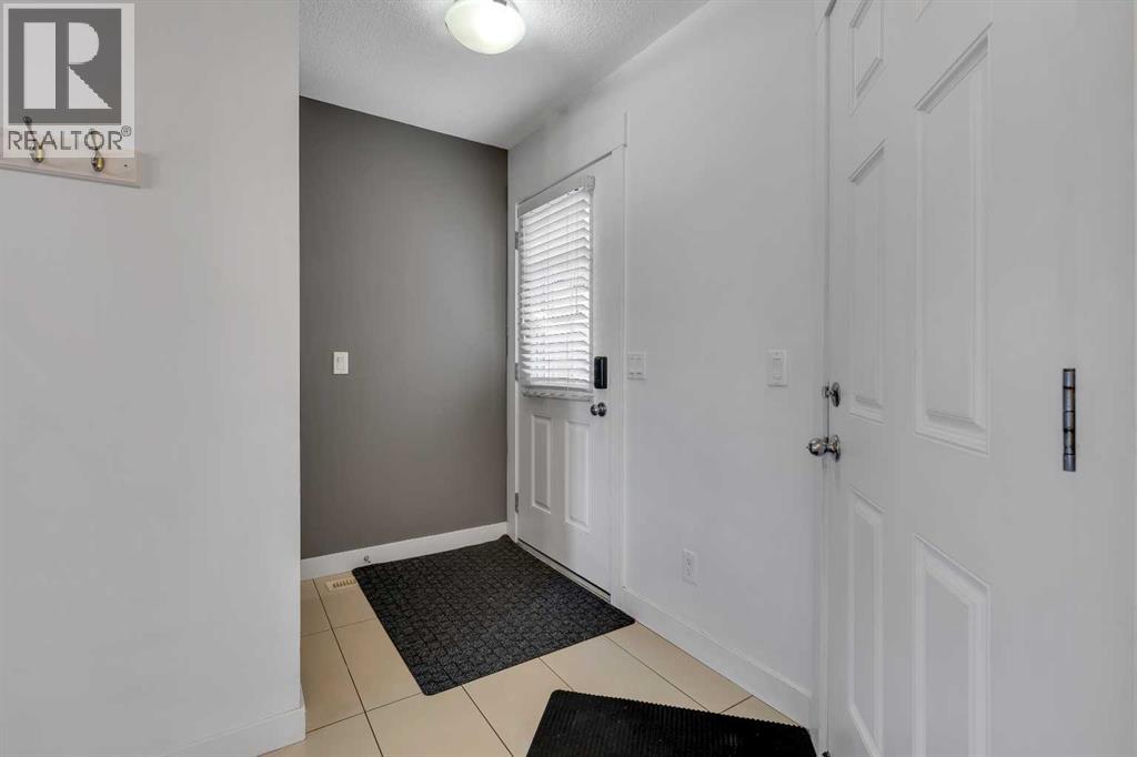 19 West Coach Manor Sw, Calgary, Alberta  T3H 1R7 - Photo 3 - A2271897