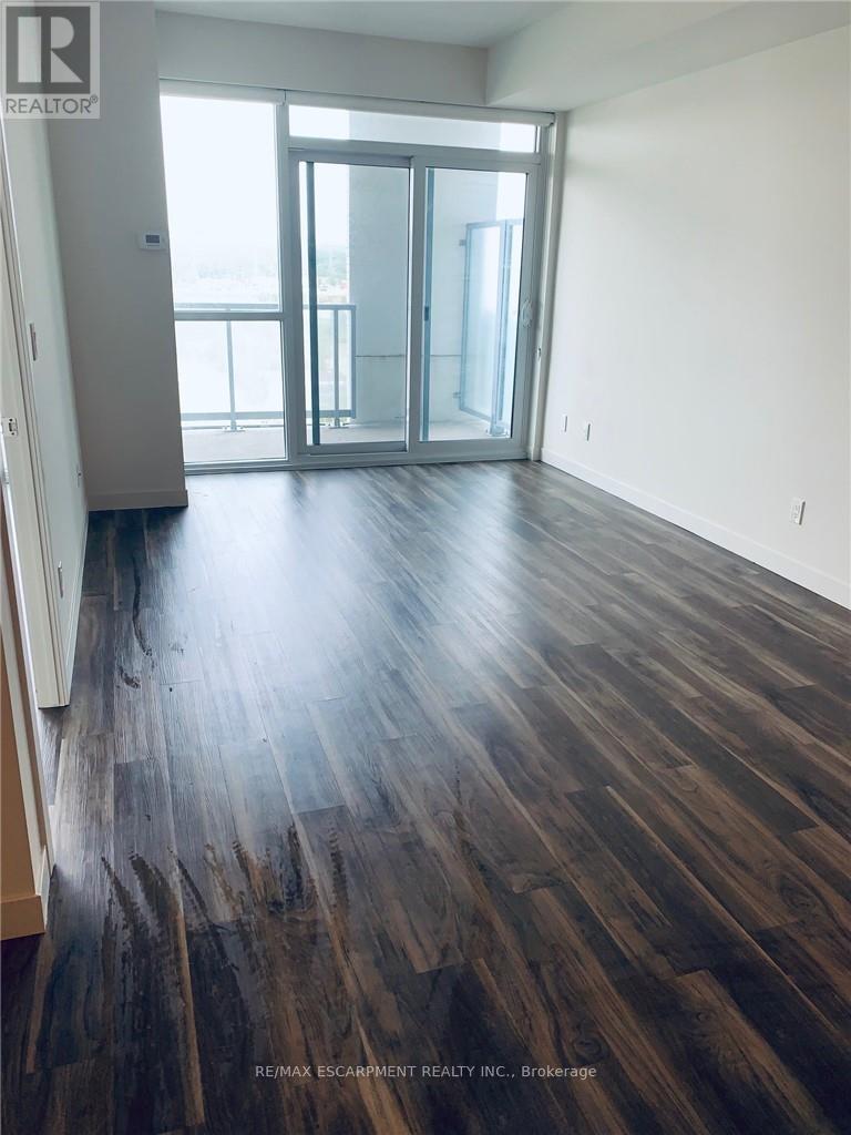 1310 - 2093 Fairview Street, Burlington, Ontario  L7R 0E6 - Photo 2 - W12580356