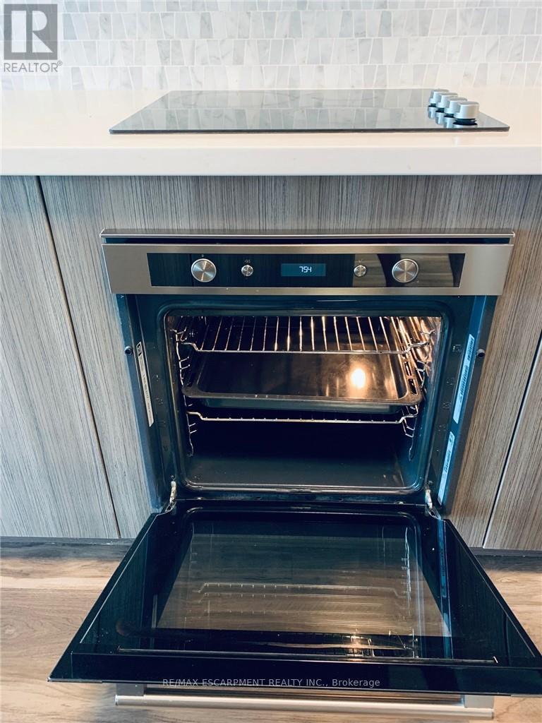 1310 - 2093 Fairview Street, Burlington, Ontario  L7R 0E6 - Photo 6 - W12580356