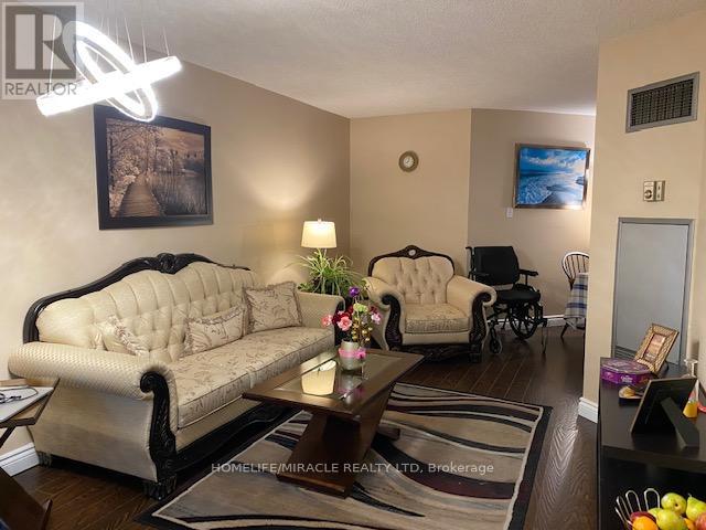 2006 - 550 Webb Drive, Mississauga, Ontario  L5B 3Y4 - Photo 2 - W12580364