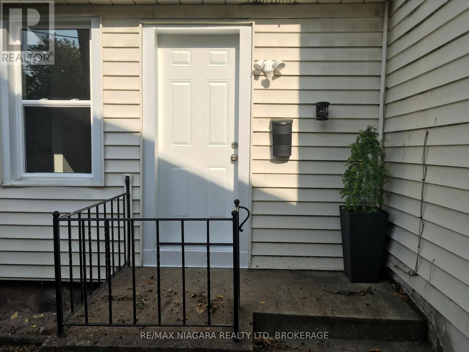 Rear Unit - 163 Welland Avenue, St. Catharines, Ontario  L2R 2N9 - Photo 1 - X12580412