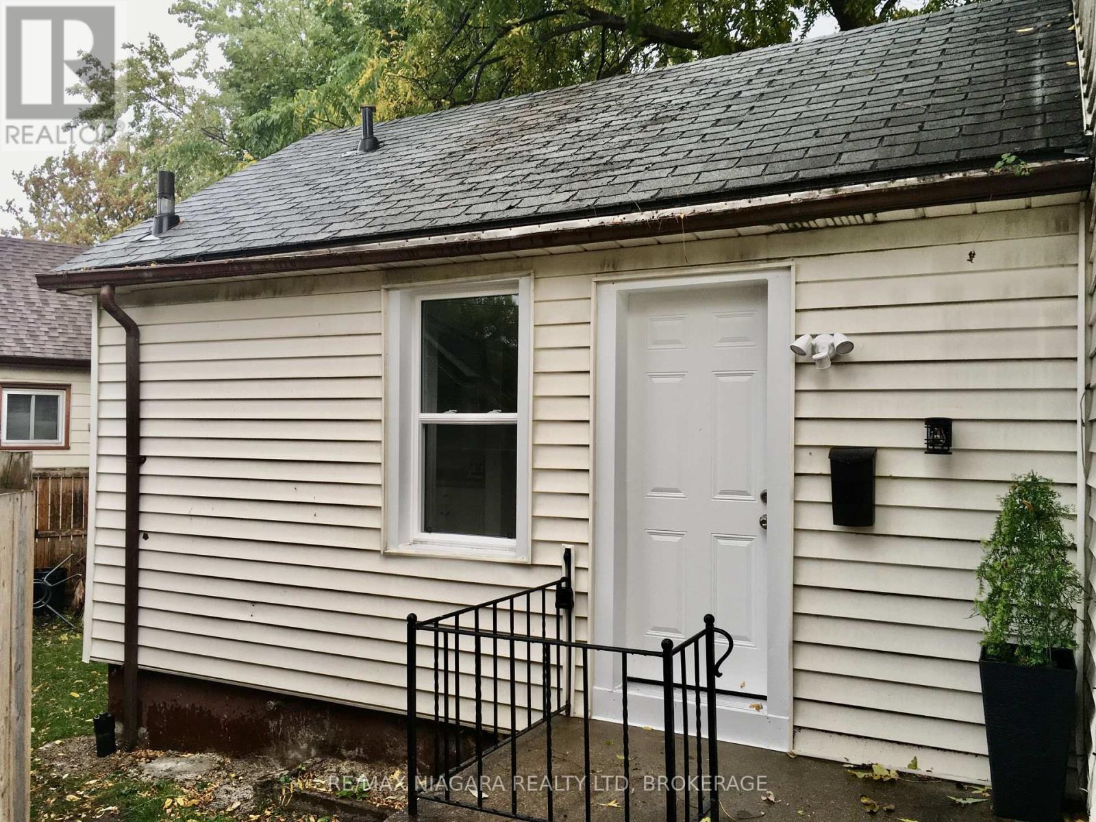 Rear Unit - 163 Welland Avenue, St. Catharines, Ontario  L2R 2N9 - Photo 2 - X12580412