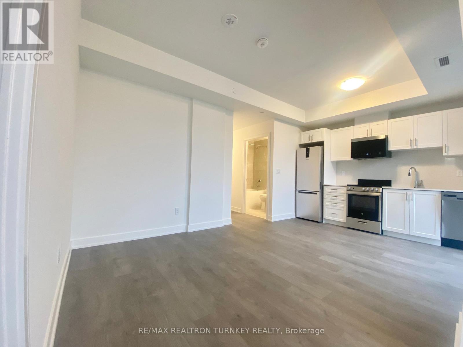 202 - 705 Davis Drive, Newmarket, Ontario  L3Y 0J1 - Photo 4 - N12575414