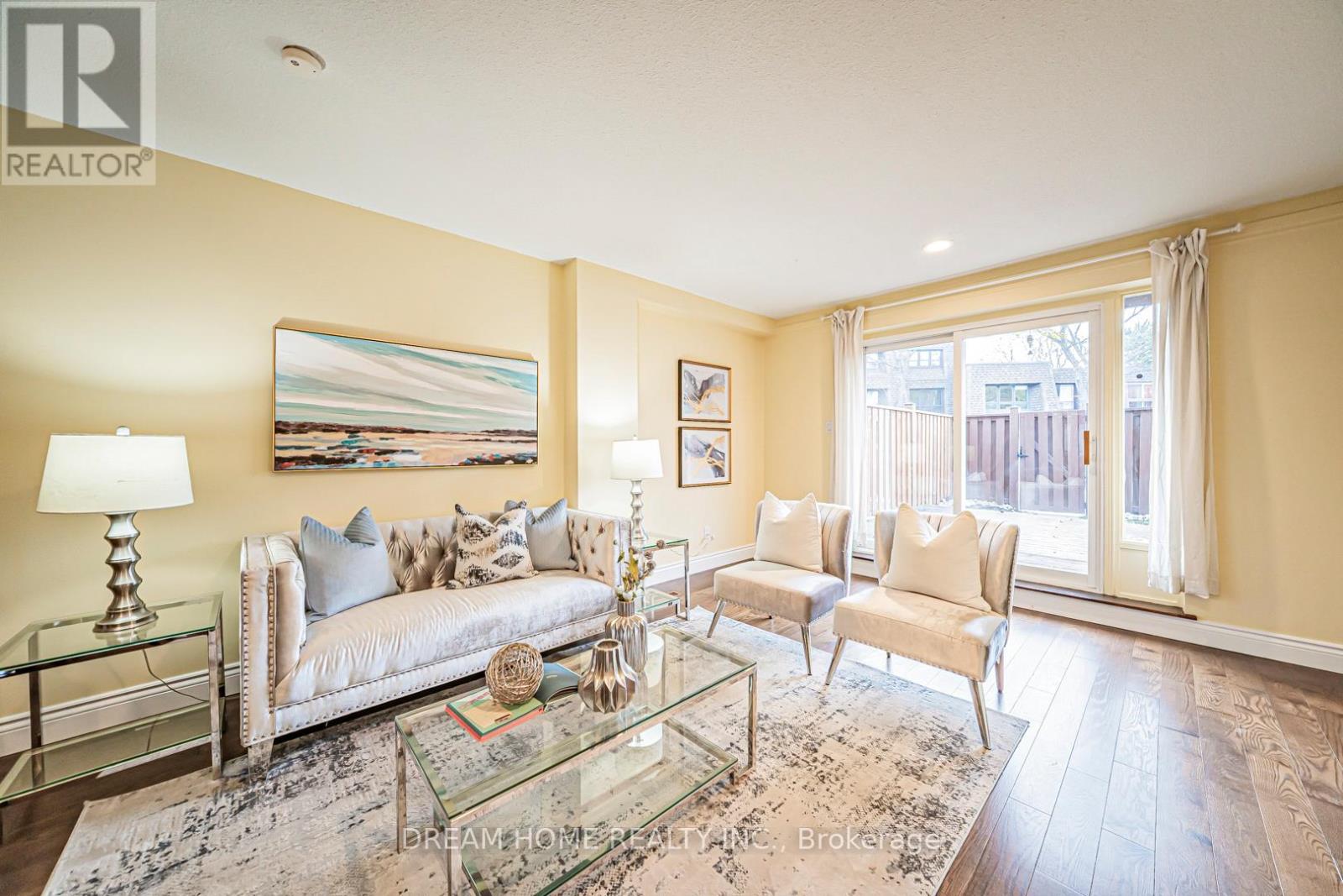 6 - 74 UPPER CANADA DRIVE, Toronto, Ontario